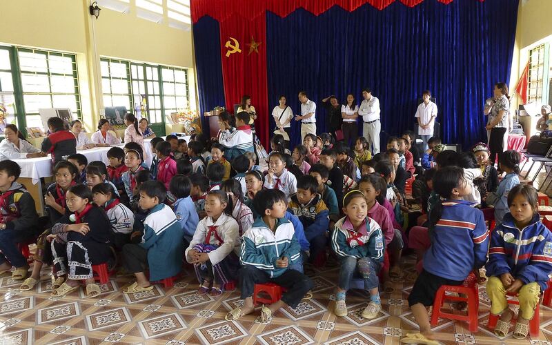 Đông đảo học sinh tiểu học ngồi trong hội trường nhà trường