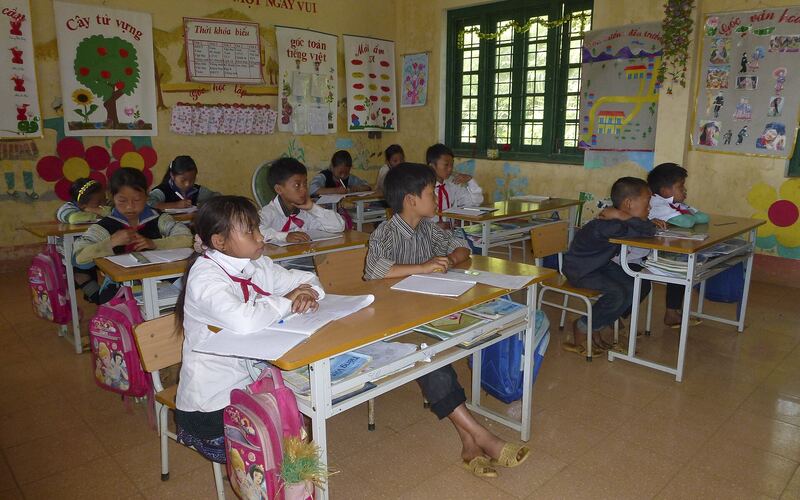 Lớp học vùng cao với các em học sinh ngồi bên bàn