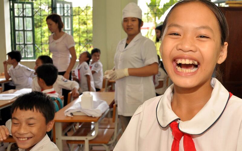 Em học sinh cười tươi trong lớp học ở Điện Biên