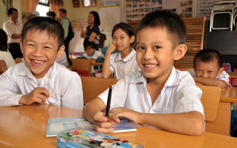 Nhóm học sinh tiểu học cười vui trong lớp