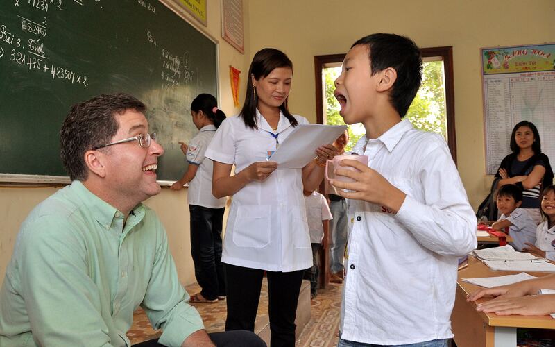 Thầy cô trò chuyện với học sinh trong lớp