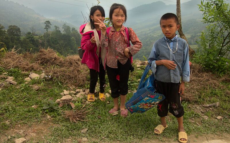 Ba em nhỏ vùng cao đứng bên sườn đồi ở Lùng Vài, Hà Giang