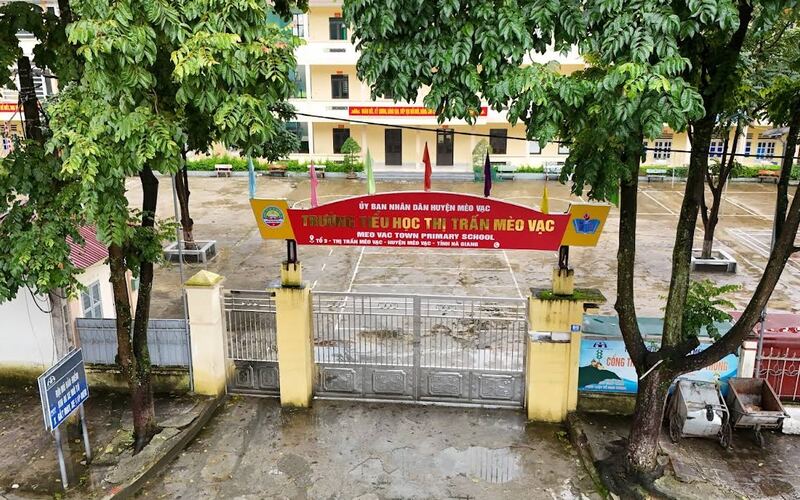 Sân và cổng trường tiểu học thị trấn Mèo Vạc
