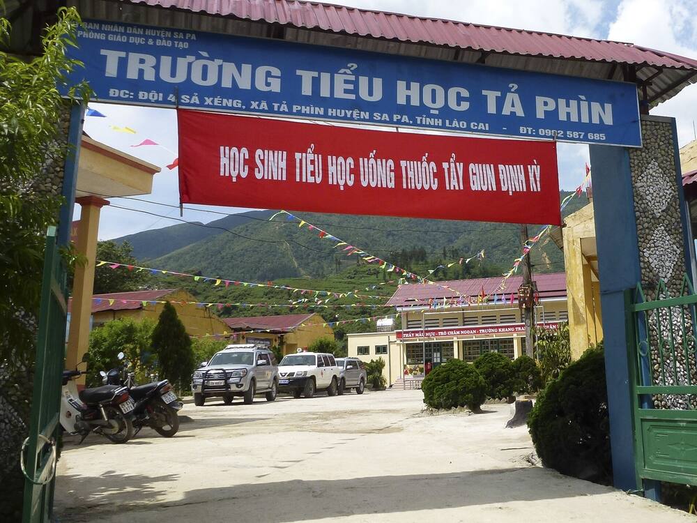 Cổng Trường Tiểu học Tả Phìn giữa núi đồi Sa Pa